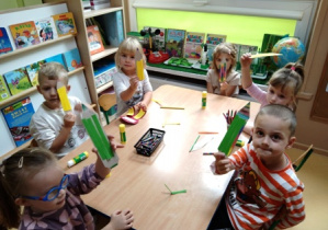 Dzieci prezentują wykonane prace plastyczne